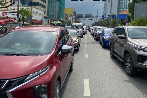 3 ô tô tông 'dính' nhau trên cầu vượt Lăng Cha Cả, cửa ngõ sân bay kẹt cứng