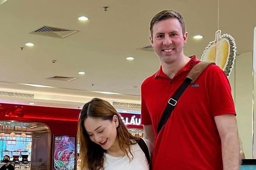 Diễn viên Lan Phương bị chồng Tây cao 2m 'dìm hàng', MC Thụy Vân trẻ đẹp