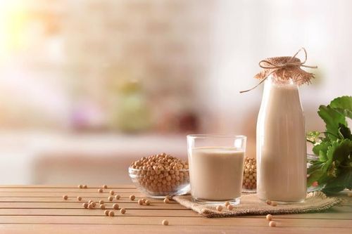 Nam giới, người mắc ung thư vú uống sữa đậu nành được không?