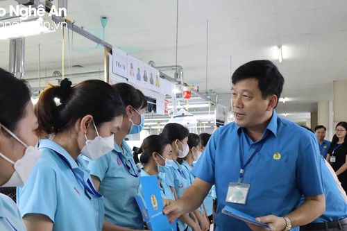 Thăm, tặng quà 18 đoàn viên có hoàn cảnh khó khăn tại huyện Yên Thành
