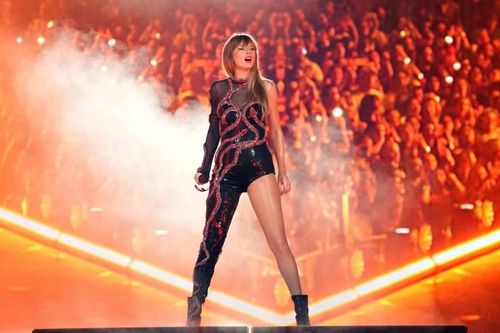 Taylor Swift thu hàng tỷ USD, 'gây chấn động' với 'The Eras Tour'