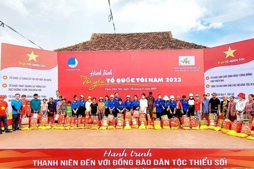 Hỗ trợ đồng bào nghèo nơi ngã ba biên giới