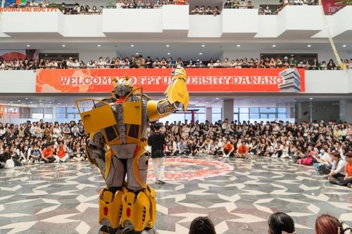 Trường đại học có 'robot biến hình khổng lồ', campus đẹp xịn thích mê