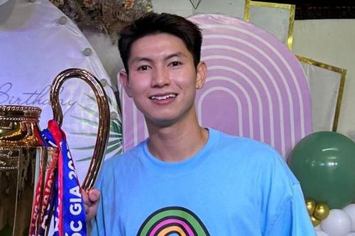 'Hot boy' tuyển Việt Nam được bạn gái nói lời ngọt ngào khi vô địch Cúp Quốc gia 2023