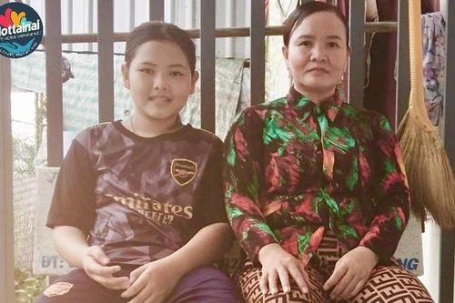 Mồ côi cha, anh trai từ bỏ ước mơ vào đại học để em gái được tiếp tục đến trường