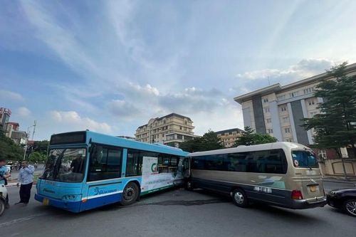 Hà Nội: Xe 29 chỗ tông trực diện vào thân xe bus khiến nhiều người hoảng sợ