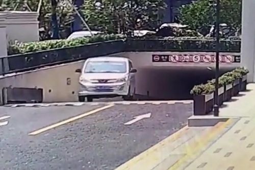Quên kéo phanh tay, ô tô lùi thẳng xuống hầm