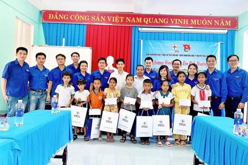 PC Thừa Thiên Huế: Trao nhiều phần quà trong chương trình 'Cùng em đến trường'