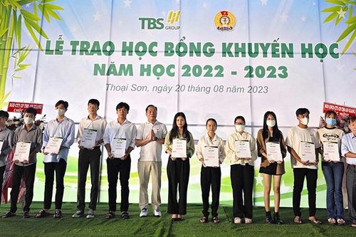 TBS An Giang trao hơn 1.200 suất học bổng khuyến học cho con của công nhân