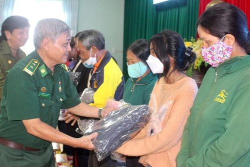 Pleiku: Tặng 180 suất quà cho người dân, học sinh xã Gào và Chư Á