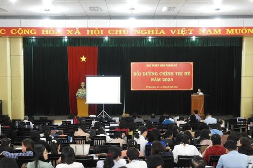Pleiku: Bồi dưỡng chính trị cho cán bộ, giáo viên Trung học phổ thông