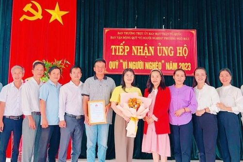 Một gia đình ủng hộ 30 triệu đồng cho Quỹ 'Vì người nghèo' phường Ngô Mây