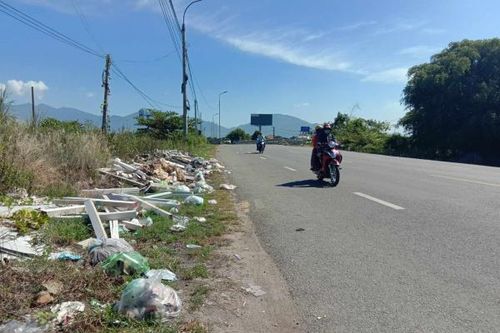 Đổ rác nơi hành lang quốc lộ