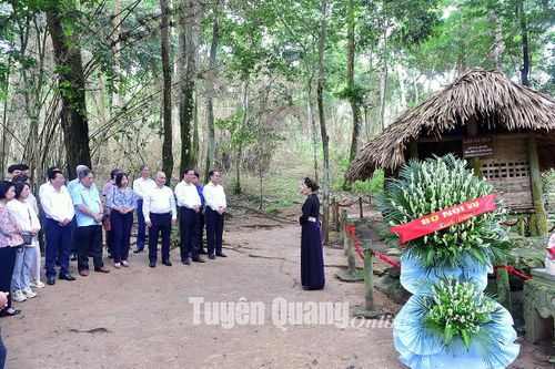 Đoàn công tác Bộ Nội vụ về nguồn tại Sơn Dương