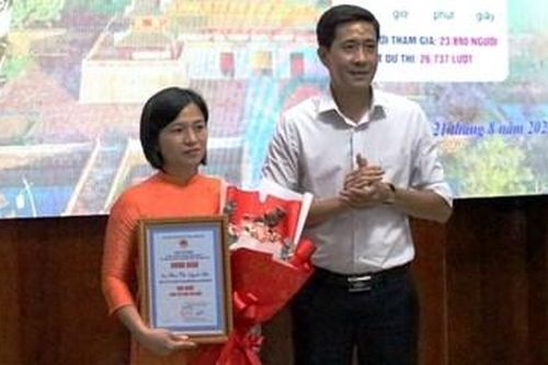 Trao giải tuần nhất cuộc thi trắc nghiệm trên internet về 'Dân vận khéo'