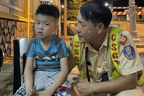 CSGT giúp cháu bé bị lạc đường về với gia đình