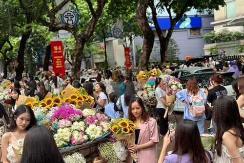 Cuối tuần 'checkin' cùng những xe hoa rực rỡ trên phố đẹp nhất Hà Nội