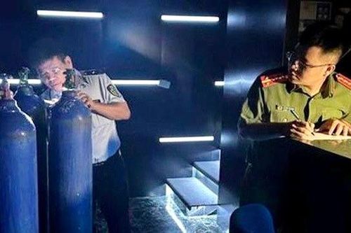 Phát hiện một cơ sở kinh doanh cất giấu nhiều bình 'khí cười' tại quận Tây Hồ
