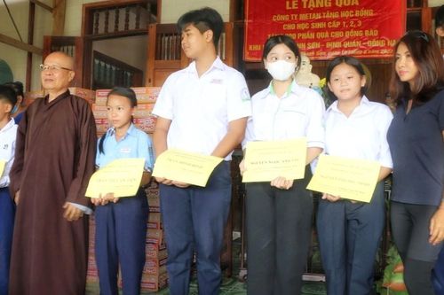 Phật tử thiền viện Vạn Hạnh trao quà Vu lan đến học sinh và gia đình nghèo
