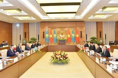 Chủ tịch Quốc hội Vương Đình Huệ hội kiến Tổng thống Cộng hòa Kazakhstan