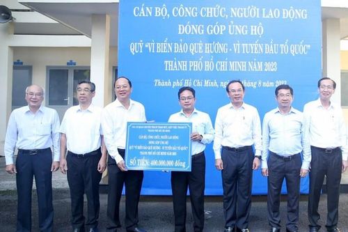 Trao 400 triệu đồng ủng hộ Quỹ 'Vì biển đảo quê hương - Vì tuyến đầu Tổ quốc'