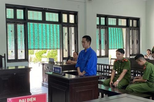 Cán bộ xã tung tin giả rồi lừa bán đất ảo