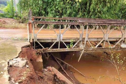 Mưa lớn kéo dài, cầu Suối Nhung trước nguy cơ bị cuốn trôi