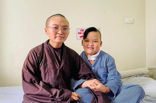 Chú tiểu đau đớn chịu đựng khối u lớn trên cổ, bác sĩ kêu gọi nhà hảo tâm giúp đỡ