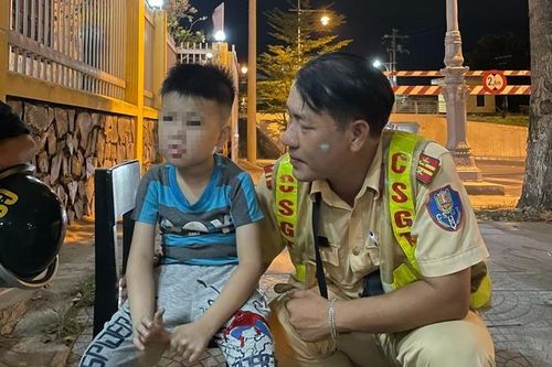 Cảnh sát kịp thời giúp cháu bé đi lạc trong đêm tìm được người thân