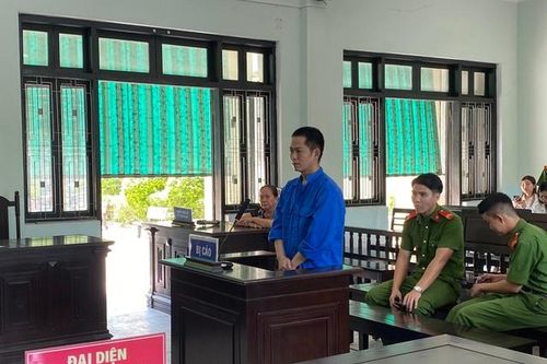 Cán bộ xã làm 'cò đất' chiếm đoạt tiền của nhiều người