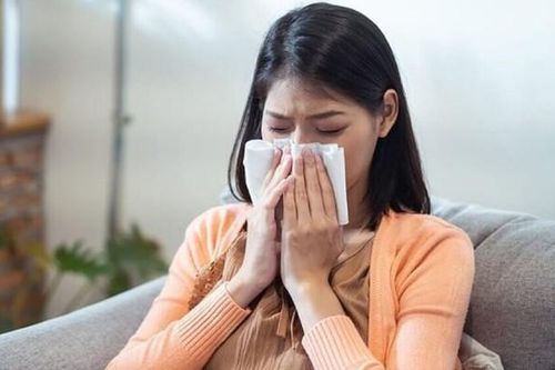 Bác sĩ tai mũi họng cảnh báo nhịn hắt hơi cũng gây thủng màng nhĩ
