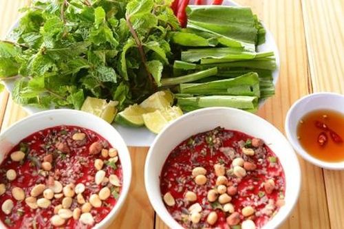 Kỳ lạ người đàn ông ngứa đến mức muốn mài chân xuống nền nhà