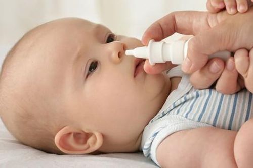 5 sai lầm khi dùng nước muối sinh lý cho trẻ
