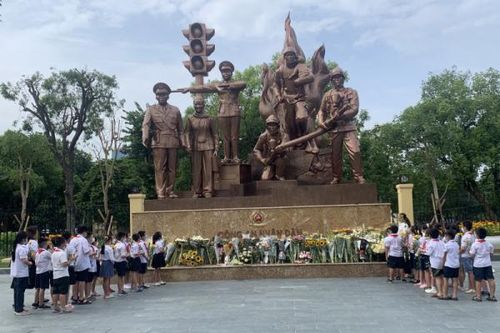 Những bó hoa dưới chân tượng đài