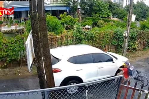 Khoảnh khắc học sinh thoát chết do ô tô phóng nhanh giữa trời mưa