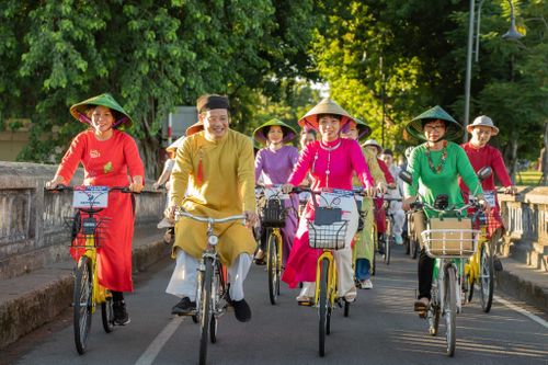 Đạp xe kết nối di sản ở Hà Nội với áo dài truyền thống