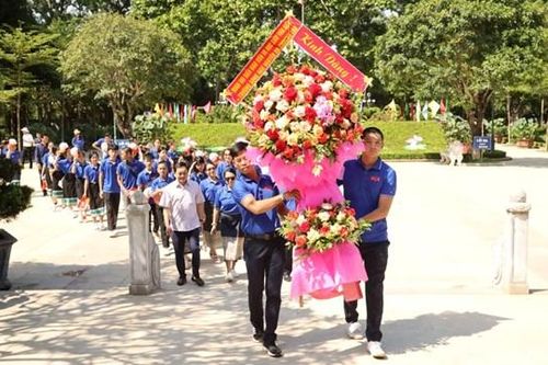 Giáo viên, học sinh Trường song ngữ Lào - Việt Nam Nguyễn Du về thăm quê hương Bác Hồ