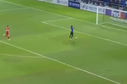 Cầu thủ Incheon United ăn mừng trước khi ghi bàn vào lưới Hải Phòng ở Cúp C1 châu Á