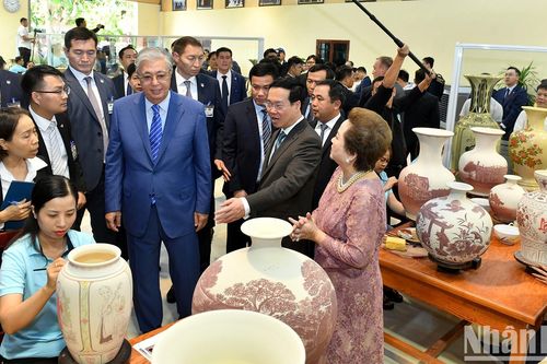 Chủ tịch nước Võ Văn Thưởng và Tổng thống Cộng hòa Kazakhstan Kassym-Jomart Tokayev thăm Làng gốm Chu Đậu