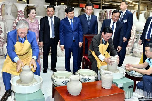Chủ tịch nước Võ Văn Thưởng và Tổng thống Kazakhstan Kassym-Jomart Tokayev thăm Gốm Chu Đậu
