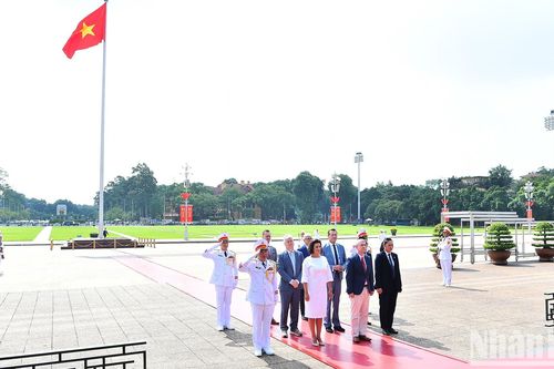 Chủ tịch Thượng viện Vương quốc Bỉ Stephanie D'Hose vào Lăng viếng Chủ tịch Hồ Chí Minh và thăm Di tích Nhà tù Hòa Lò