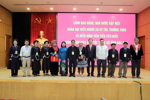 Gặp mặt đại biểu người có uy tín, trưởng thôn và điển hình tiên tiến vùng đồng bào dân tộc thiểu số tỉnh Bắc Kạn