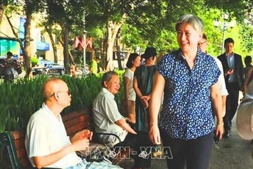 Bộ trưởng Bộ Ngoại giao Australia Penny Wong ngắm cảnh Hồ Hoàn Kiếm, thưởng thức cà phê trứng