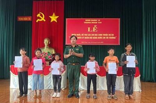 Trung đoàn 726 tổ chức nhận nuôi 32 em học sinh giỏi có hoàn cảnh khó khăn