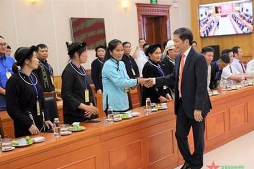 Đồng chí Trần Tuấn Anh gặp mặt điển hình tiên tiến vùng đồng bào dân tộc thiểu số tỉnh Bắc Kạn