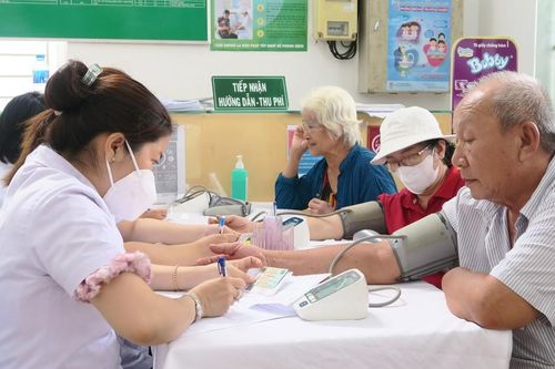 Lấp khoảng trống trong chăm sóc sức khỏe người cao tuổi