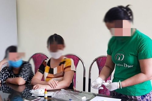 Thông tin chính thức về nhóm 'Bông hồng đen' lấy máu học sinh xét nghiệm HIV