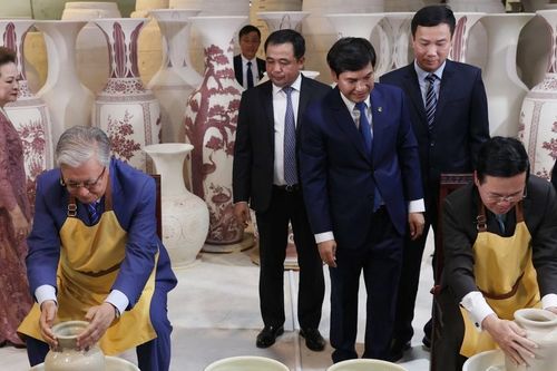 Chủ tịch nước Võ Văn Thưởng và Tổng thống Kazakhstan trải nghiệm làm gốm Chu Đậu