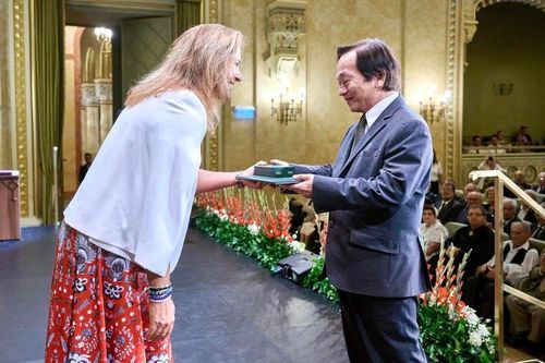 GS Bùi Minh Phong nhận phần thưởng cao quý - Huân chương Nhà nước Hungary