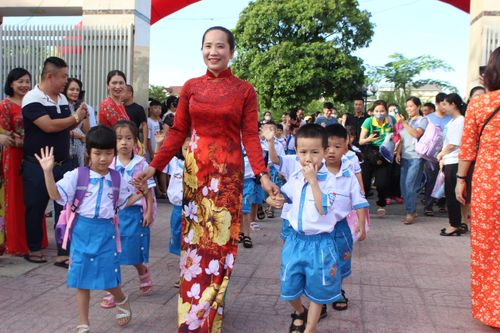Học sinh lớp 1 Hà Tĩnh hân hoan tựu trường